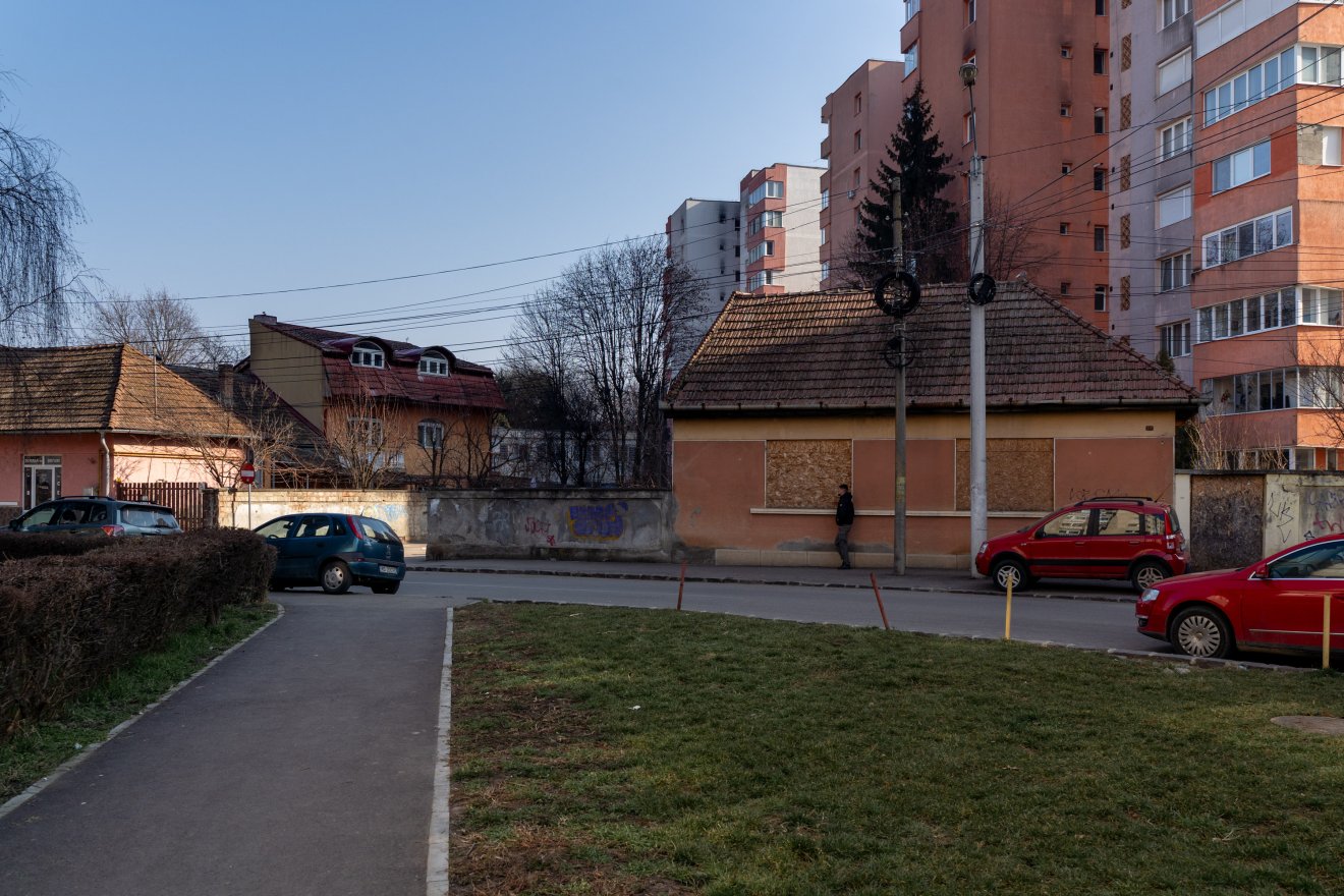 A bedeszkázott ablakú ingatlant bontják le &bullet;  Fotó: Haáz Vince