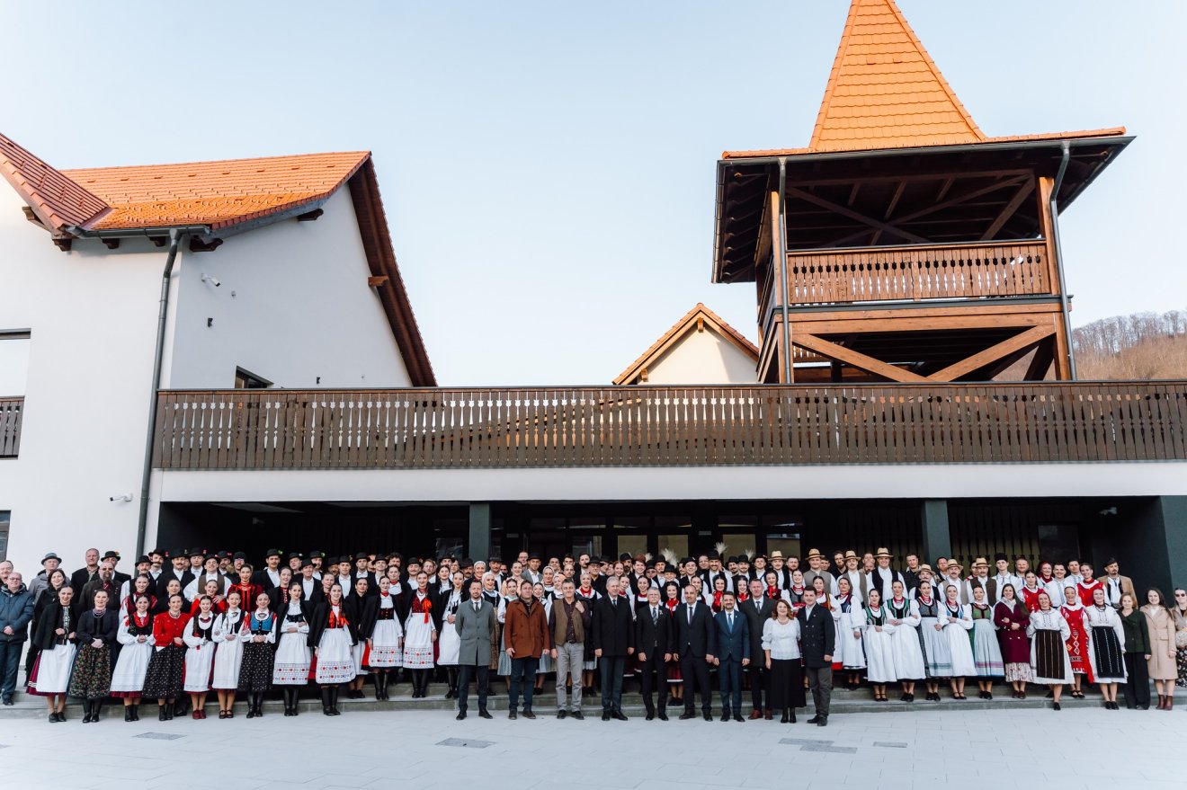 A szovátai kulturális központ előtt a néptáncosok és hivatalosságok &bullet;  Fotó: Csibi Attila Zoltán közösségi oldala