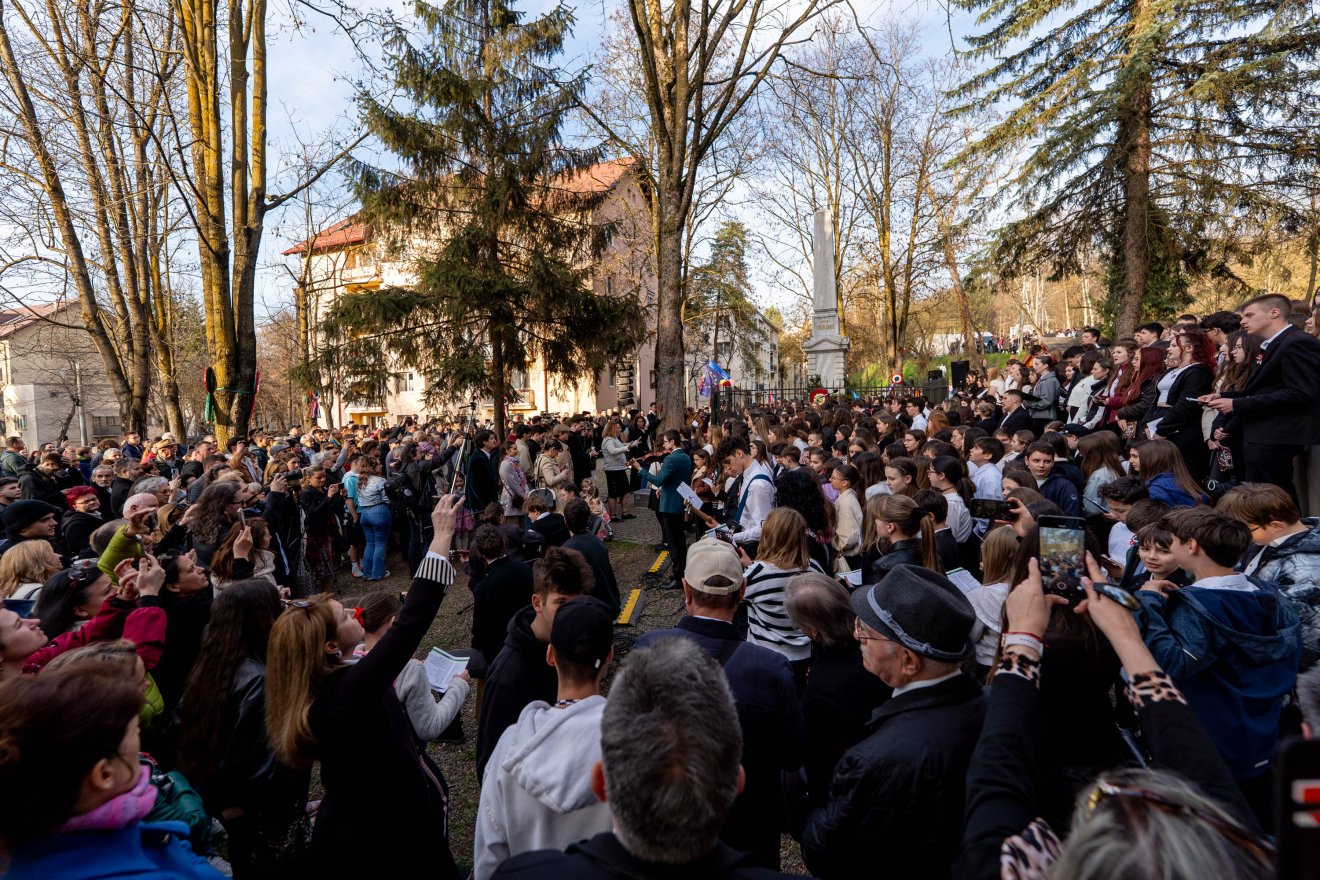 Itt a tömeg majdnem az úton állt, félszáz méterre sem a tervezett épület helyszínétől &bullet;  Fotó: Haáz Vince