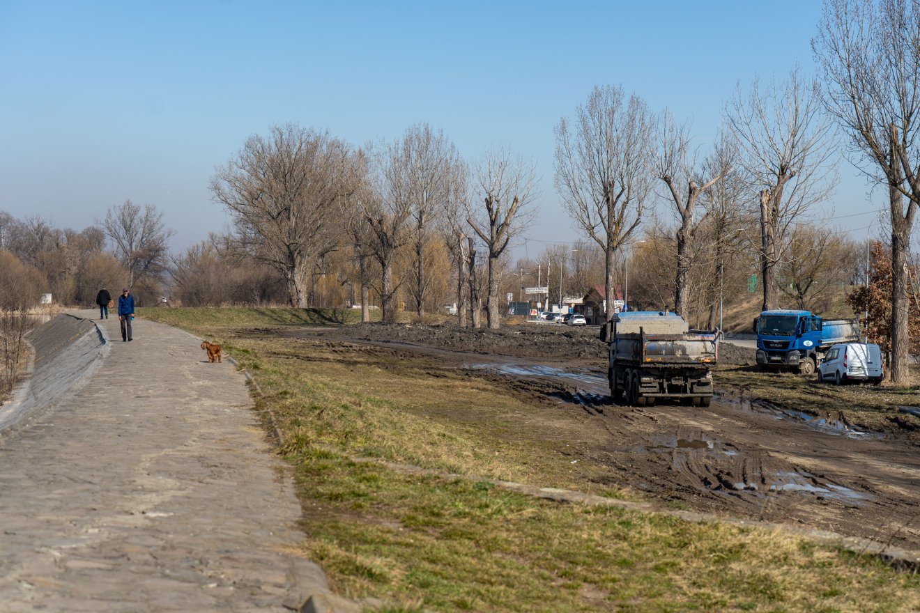 Ideiglenes megoldás: a parkolóként használt telekre viszik a kikotort iszapot &bullet;  Fotó: Haáz Vince