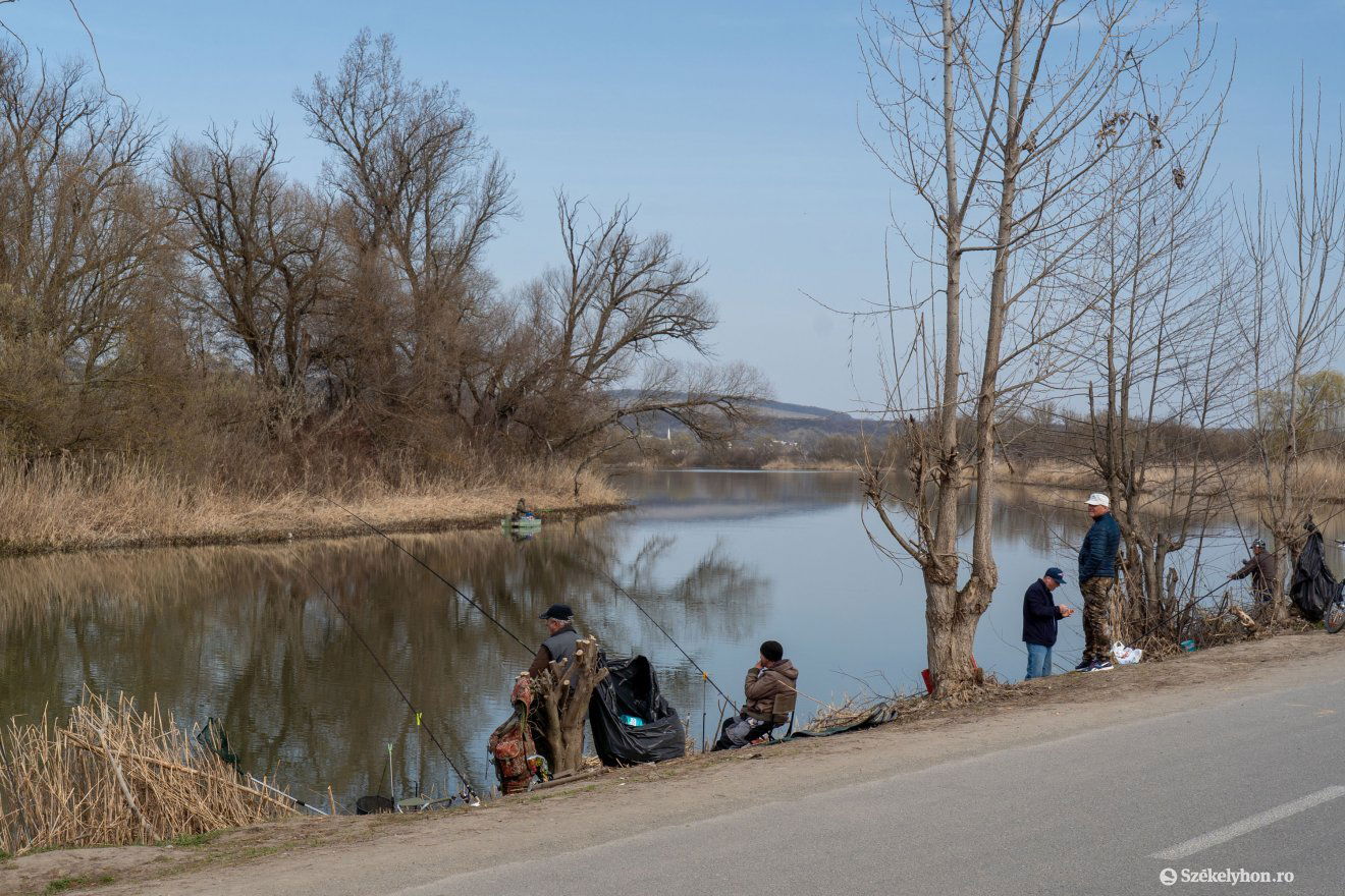 Sokan kijárnak a Maros partra horgászni. &bullet;  Fotó: Haáz Vince