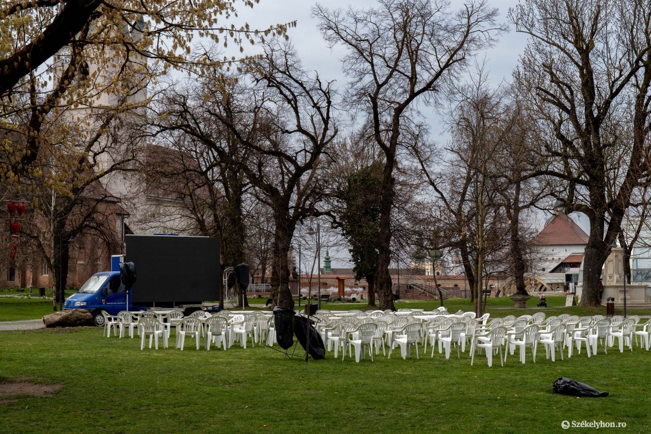 Már előkészítették a helyszínt a ma esti meccs kivetítésére &bullet;  Fotó: Haáz Vince