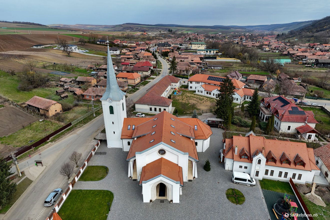 Büszkék a mezőpanitiak az új templomukra &bullet;  Fotó: Haáz Vince