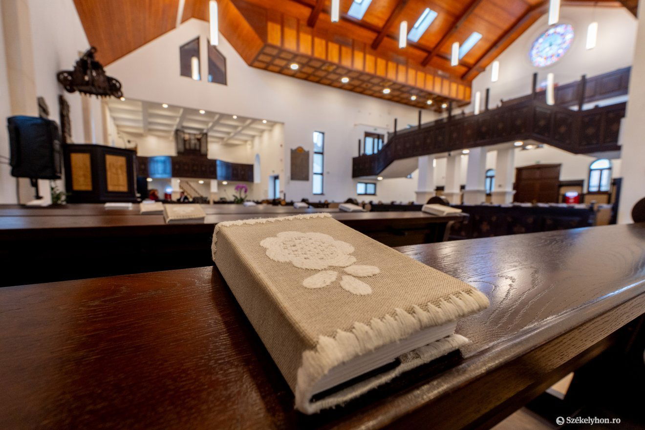 A tetőtérben tanácsterem van, ahol vasárnap szülők és gyerekeik hallgatják az igét &bullet;  Fotó: Haáz Vince