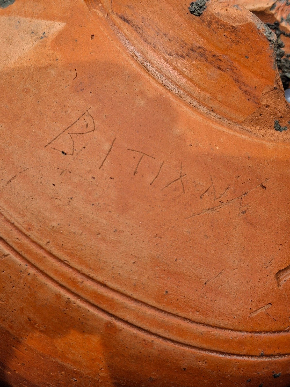 Belekarcolták a tulajdonosuk nevét &bullet;  Fotó: Maros Megyei Múzeum