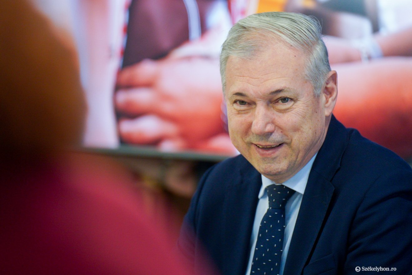 Péter Ferenc tanácselnök: jegyet váltottam, így is támogatom a légi kikötőt &bullet;  Fotó: Haáz Vince