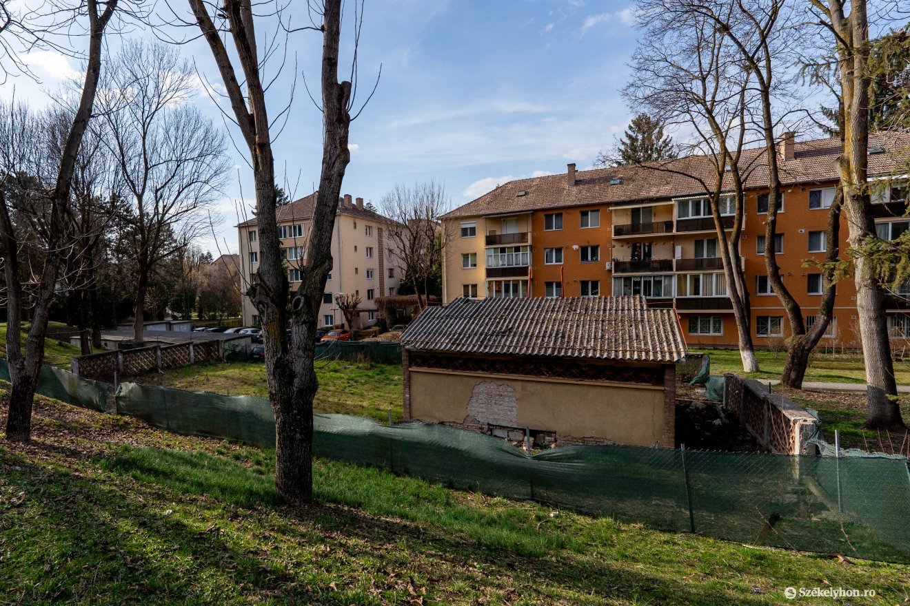 Egyelőre nincs miért aggódniuk a tömbházlakóknak, ugyanis nem kezdődik itt építkezés &bullet;  Fotó: Haáz Vince