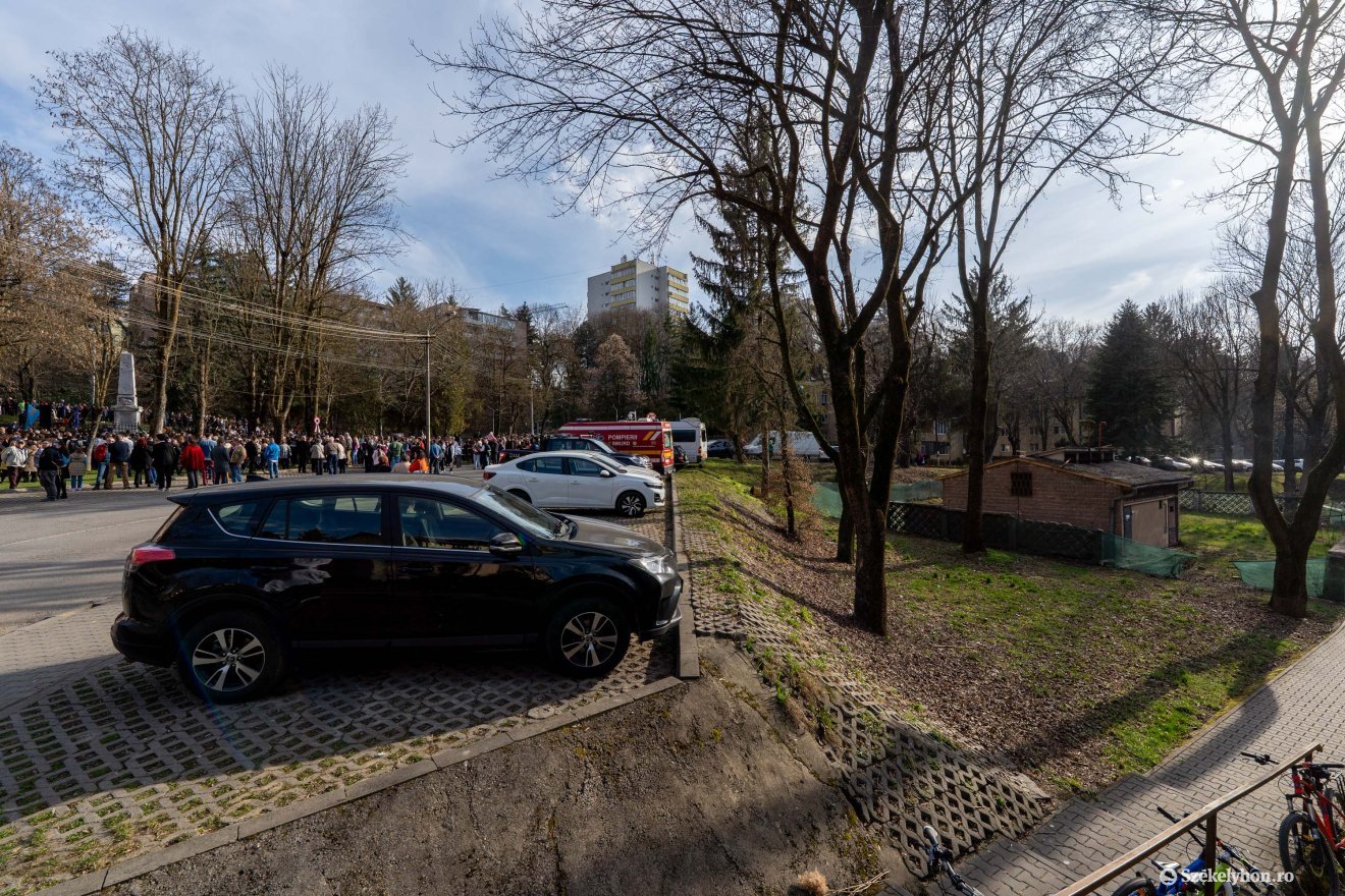 A gödörbe tervezett beruházás és a Székely vértanúk emlékműve között mindössze 62 méter van &bullet;  Fotó: Haáz Vince