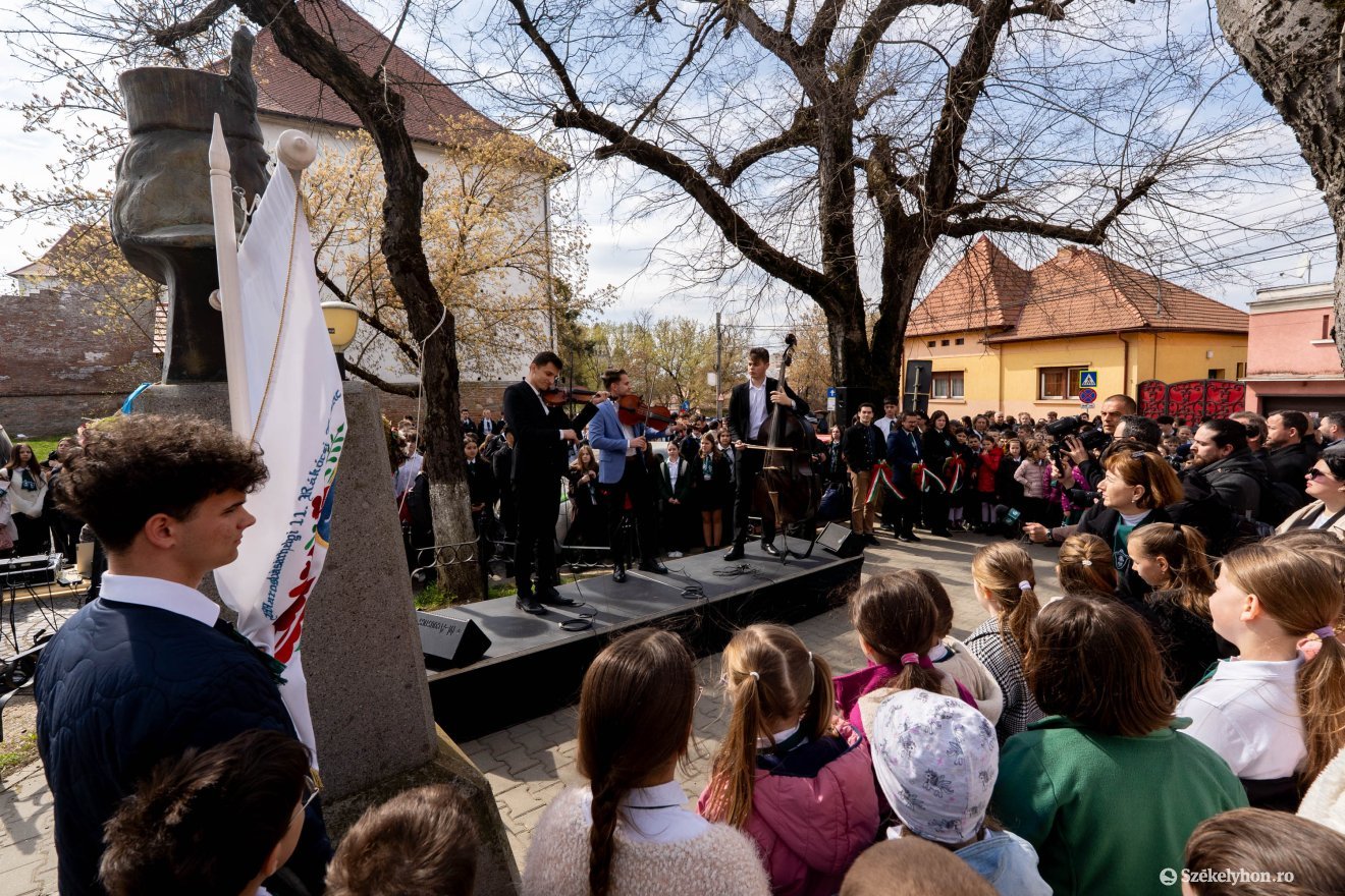 Délben a Vársétányon, a fejedelem mellszobránál gyűlt össze az emlékező közösség, ahol a Muzsikosz Zenekar ritmusaival kezdődött az ünnepség &bullet;  Fotó: Haáz Vince