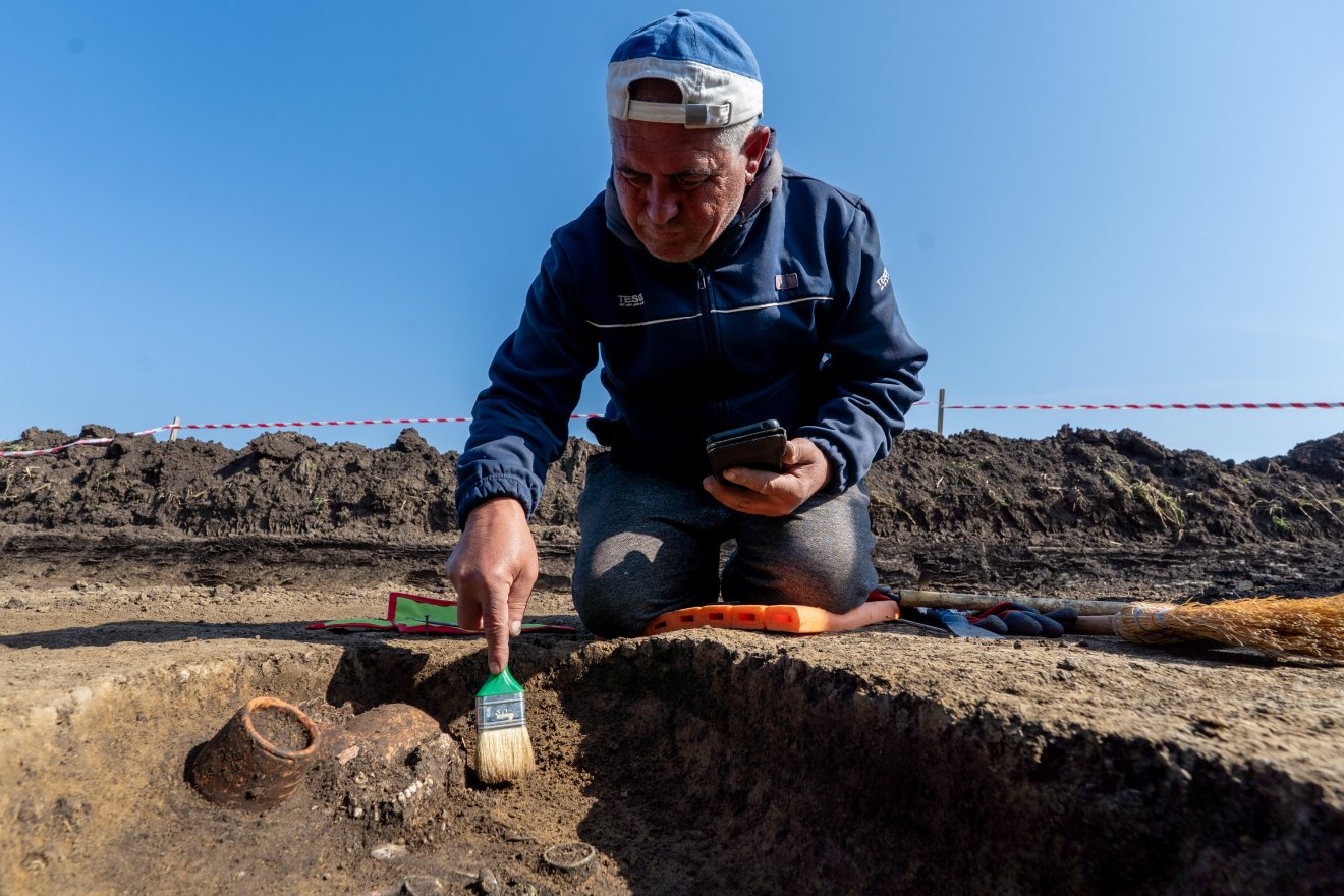 Sok türelem kell az alapos munkához &bullet;  Fotó: Haáz Vince