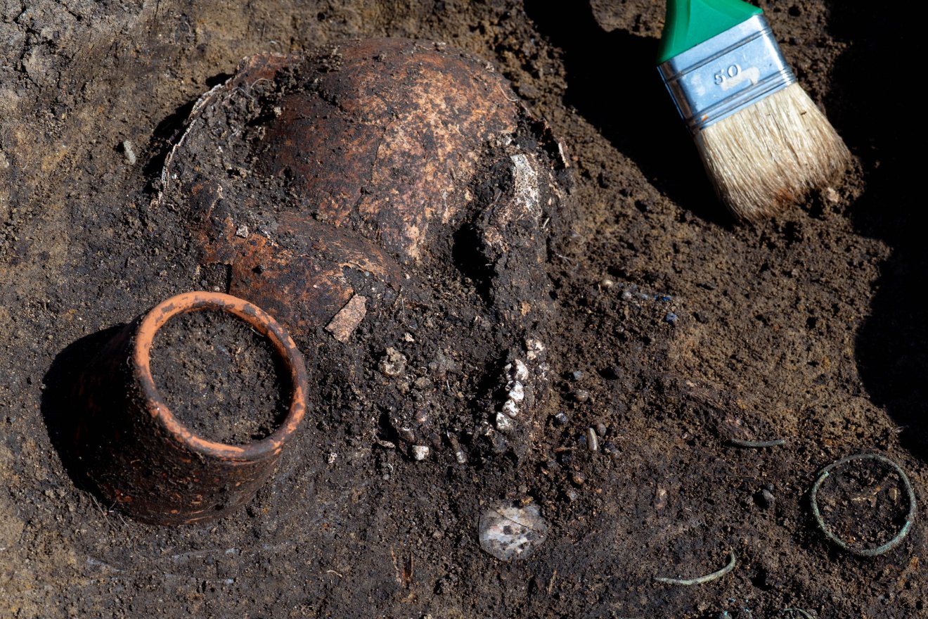 Egy sír feltárása nem egyszerű munka &bullet;  Fotó: Haáz Vince