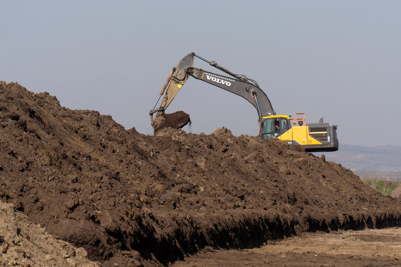 A felső földréteget exkavátorral szedik fel &bullet;  Fotó: Haáz Vince