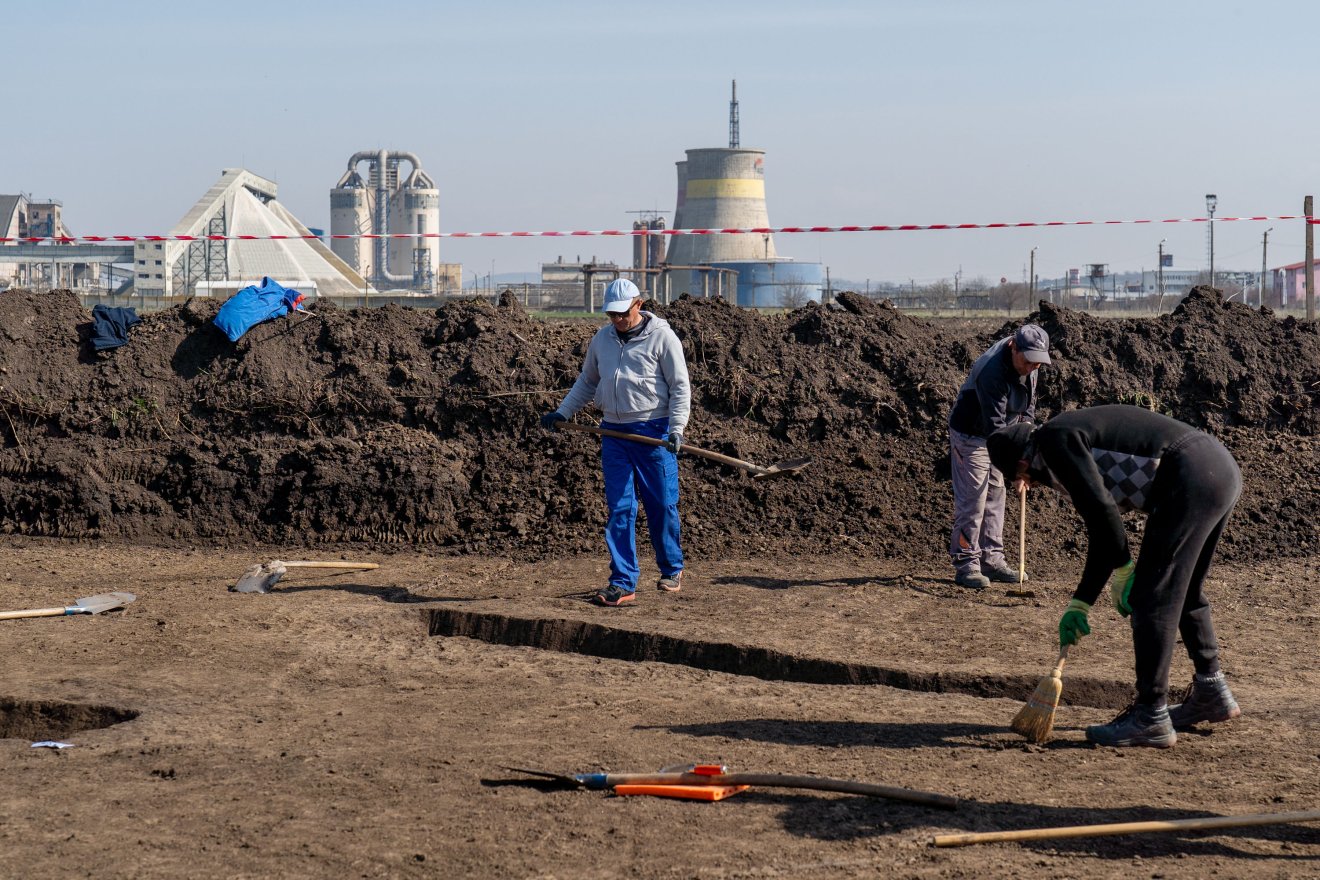 Több helyszínen ásnak a szakemberek és önkéntesek &bullet;  Fotó: Haáz Vince