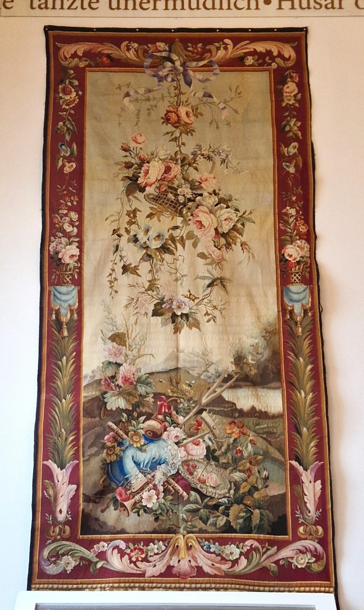 Az adományba kapott faliszőnyeg &bullet;  Fotó: Visit Maros