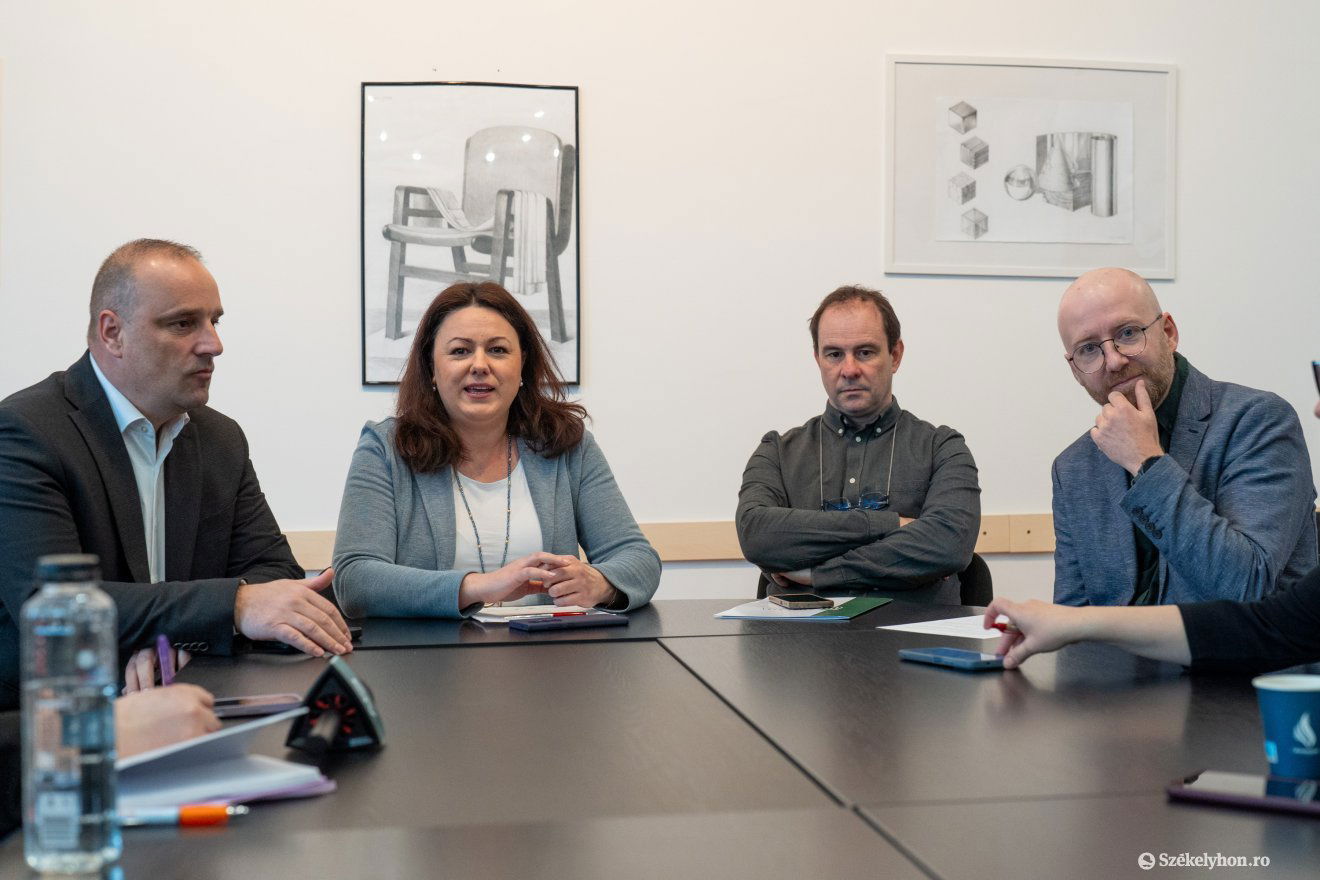 Kozma Mónika, a Pro Economica Alapítvány ügyvezető igazgatója, Tóth-Batizán Gergő, a Transylvania Bloom Initiative Egyesület képviselője, Csibi Attila Zoltán, a Maros megyei RMDSZ elnöke és Domokos József, a Sapientia Erdélyi Magyar Tudományegyetem Marosvásárghelyi Karának dékánja harangozták be a konferenciát &bullet;  Fotó: Haáz Vince