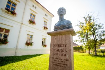 Aubusson-szőnyeg került a falra és újranyitott a Rhédey-kastély