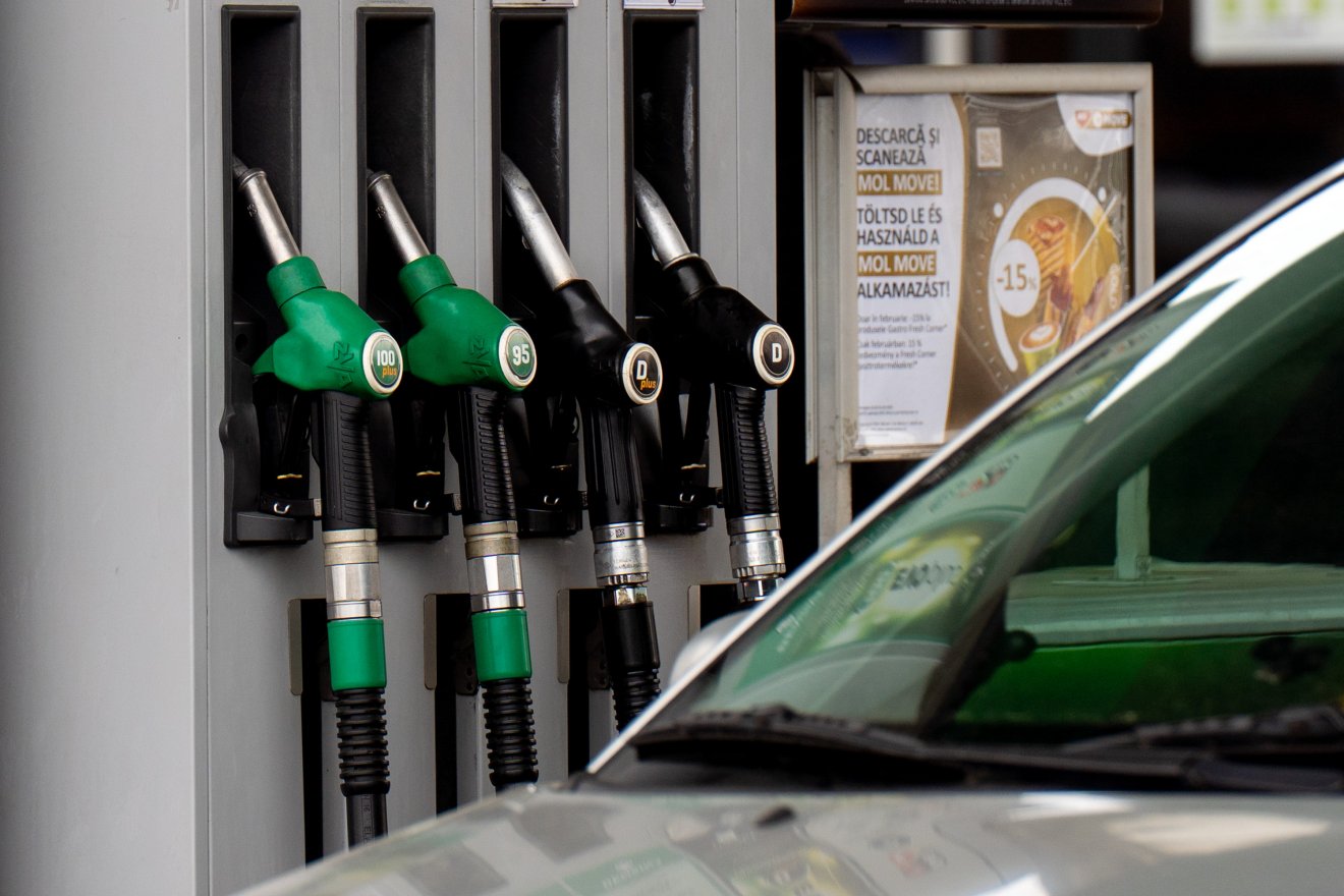 Kilőttek az olajárak hétfő reggelre, öt terv van a román asztalon, hogy ne érjük el literenként a 10 lejt