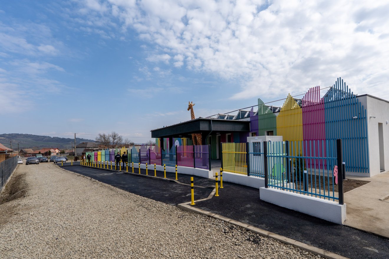 Héjjasfalván is átadták a „zsiráfos” bölcsődét