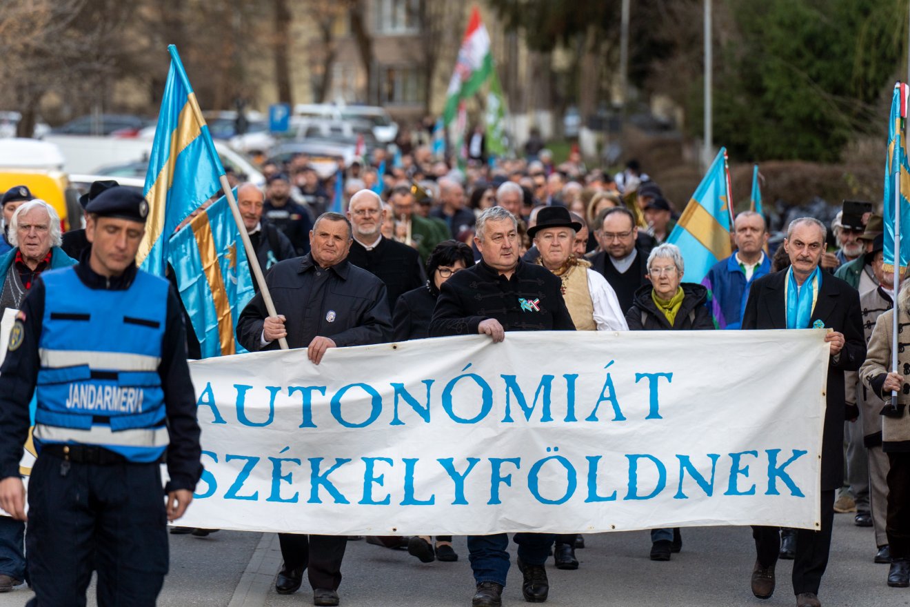 Hosszú és fáradságos küzdelem: idén is átadták a kormány helyi megbízottjának a Székelyföld autonómiáját követelő kiáltványt