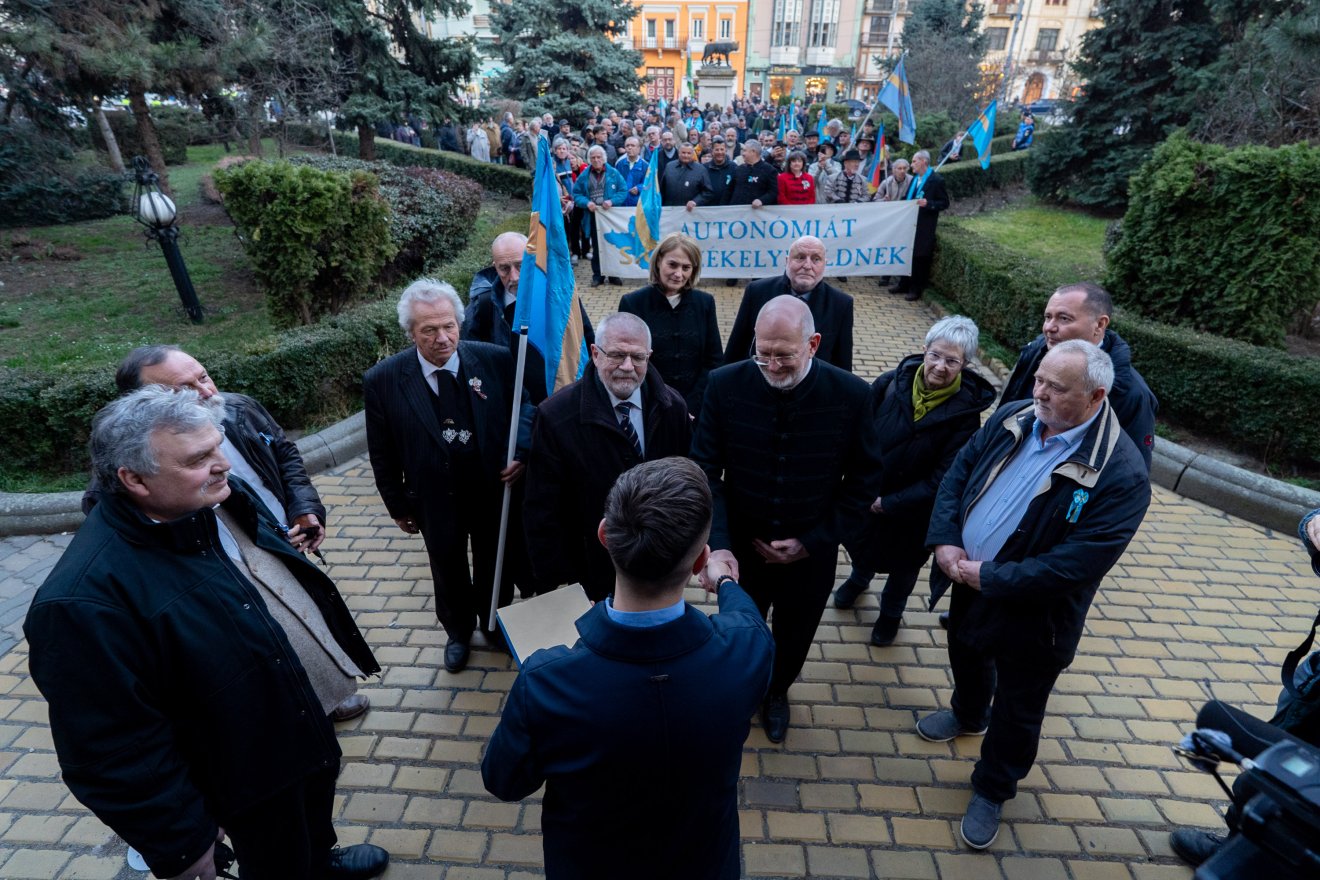 Hosszú és fáradságos küzdelem: idén is átadták a kormány helyi megbízottjának a Székelyföld autonómiáját követelő kiáltványt