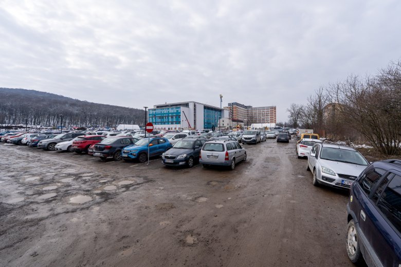 Sáron át jutunk el a kigödrösödött parkolóhoz