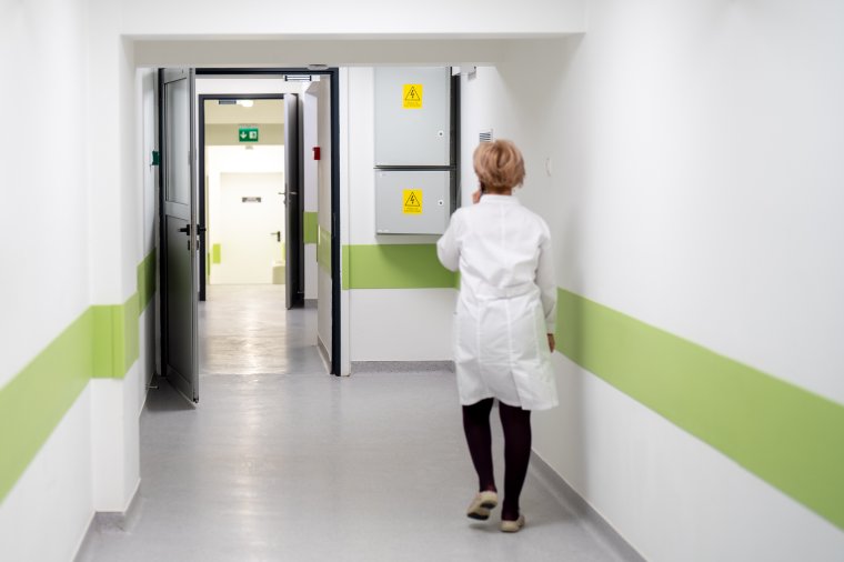 A miniszter ellenzi a bércsökkentéseket az egészségügyben