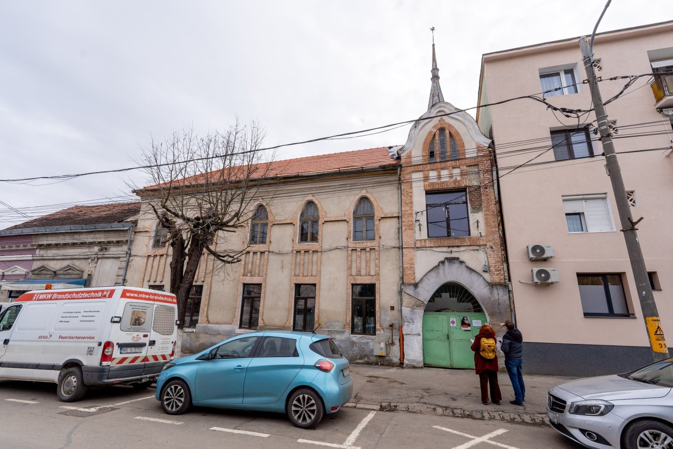 Forgalmas járdára és utcára néz a veszélyes falrész • Fotó: Haáz Vince