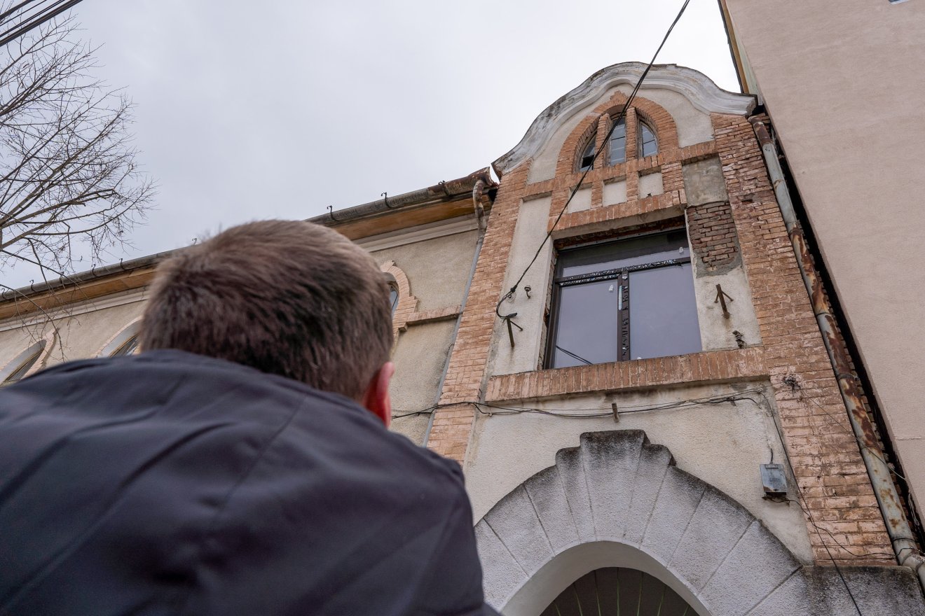 Az ablak feletti falrész omlásveszélyes &bullet;  Fotó: Haáz Vince