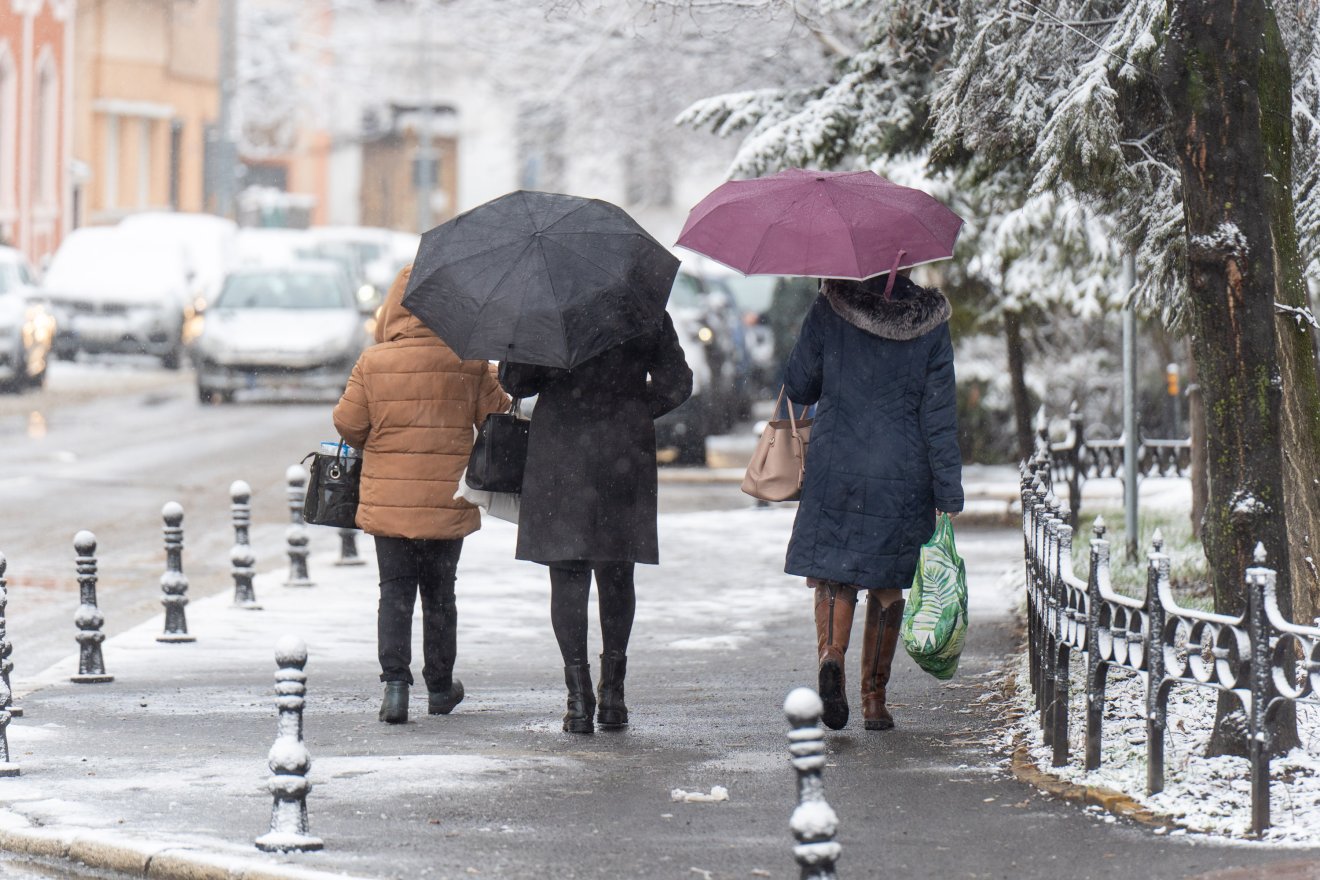 Marosvásárhelyen „futó kalandnak” bizonyult a reggelre kialakult hóréteg &bullet;  Fotó: Haáz Vince