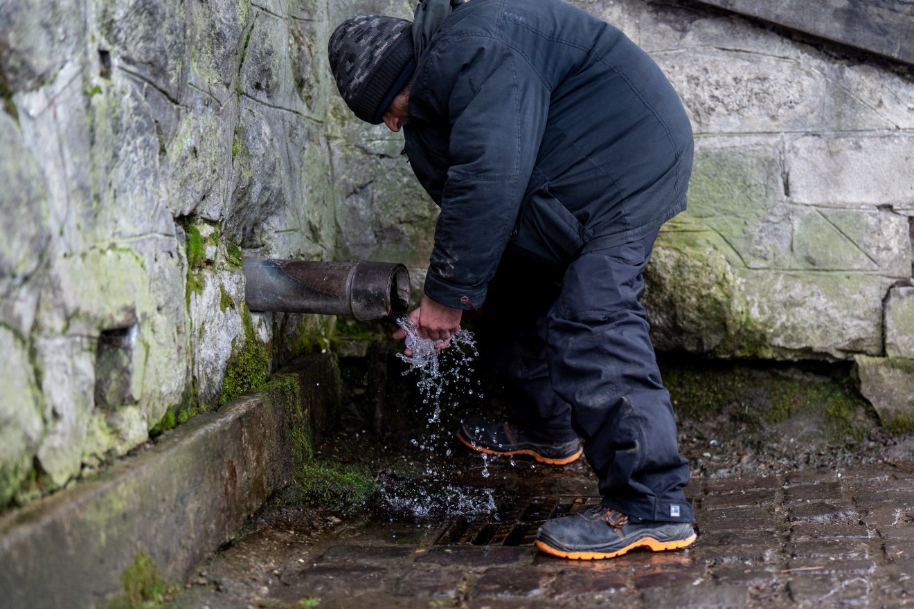 Kézmosásra is alkalmas, bár jéghideg &bullet;  Fotó: Haáz Vince
