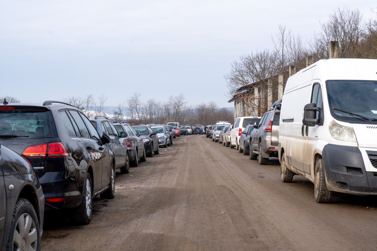 Nagyon sok a parkoló autó a nagykórház környékén &bullet;  Fotó: Haáz Vince
