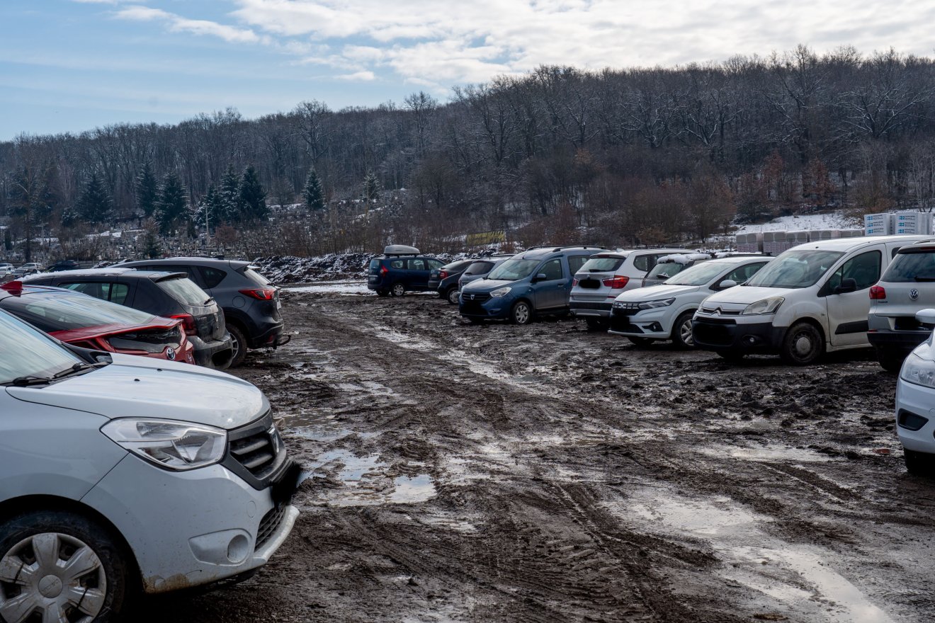 Ez itt nem a hivatalos parkoló, de itt is hagynak autókat &bullet;  Fotó: Haáz Vince