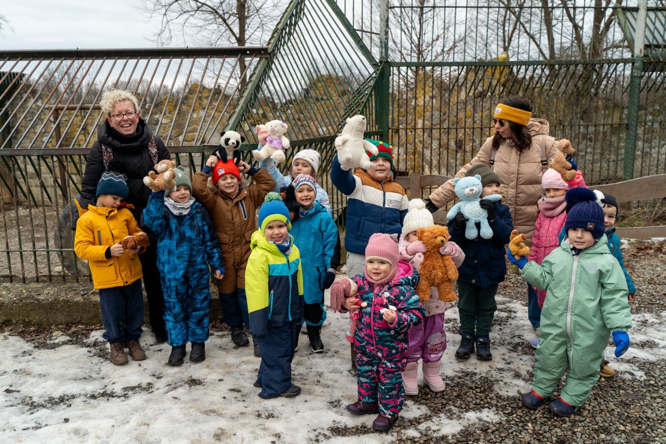 A gyerekek nem jöttek üres kézzel az állatkertbe: a plüssmacijuk történetét is hallhatták &bullet;  Fotó: Haáz Vince