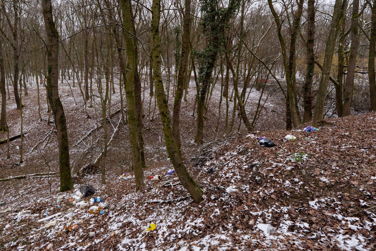Felelőtlen hozzáállás: a parkoló melletti erdőben szabadulnak meg sokan a saját szemetüktől &bullet;  Fotó: Haáz Vince