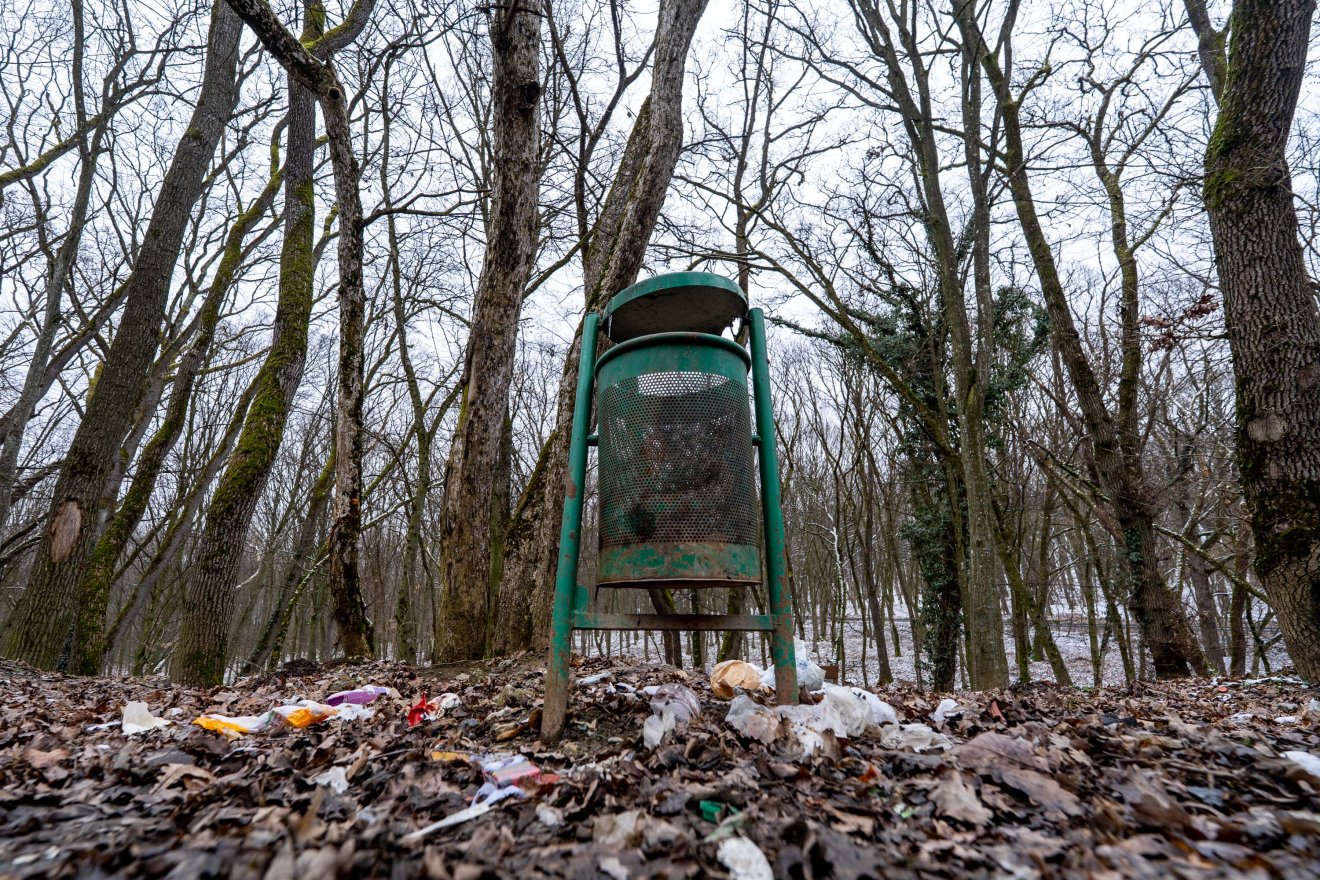 A parkolóban is sok a szemét a kuka mellett &bullet;  Fotó: Haáz Vince