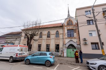 Felújítás közben derült ki: omlásveszélyes az egykori felekezeti iskola tűzfala