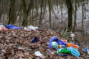 Kamerákat és zárható kukákat szerelnek fel idén a Nyomáti-tetőre – csak így előzhető meg a szemetelés