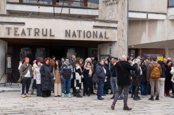 A művészi teljesítmény nem mérhető úgy, mint a fizikai munka –  utcára vonultak a marosvásárhelyi színészek