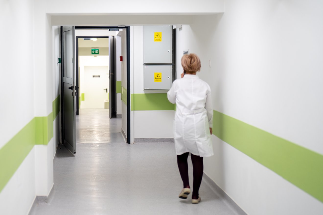 „Az orvoshiány a rosszul megszervezett egészségügyi rendszer tünete”. Orvostanhallgatók a röghöz kötés tervéről