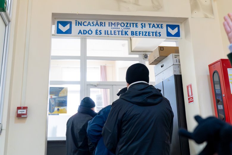 Akik már az első órákban befizették a megemelt helyi adókat