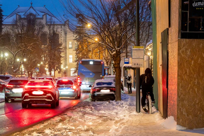 Hó alatt a kerékpárutak – kevés az esélye a téli szabályos bringázásnak