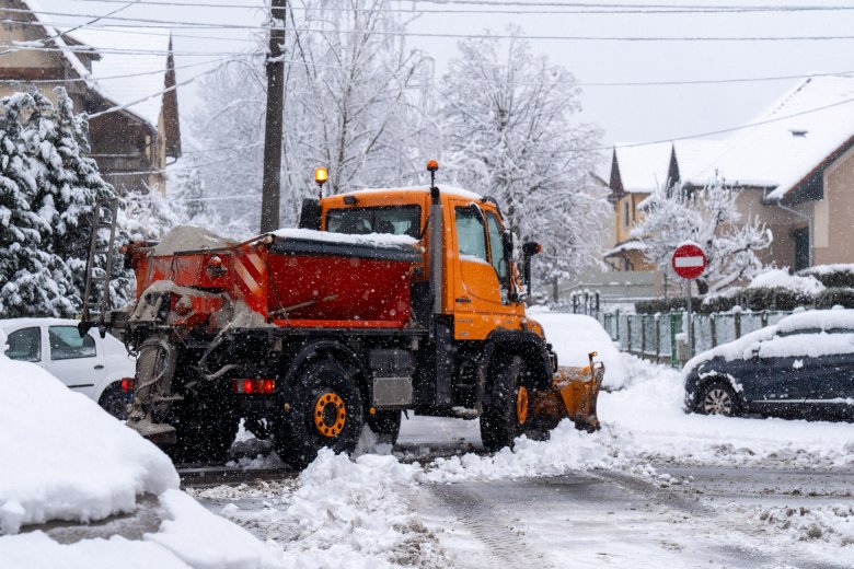 A marosvásárhelyi utcák felét takarítják hóekékkel