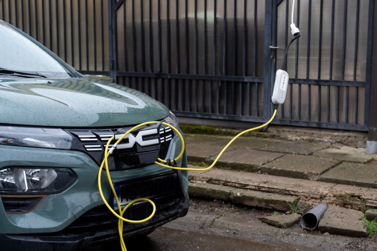 „Felvillanyozódtak” az elektromosautó-eladások tavaly márciushoz képest