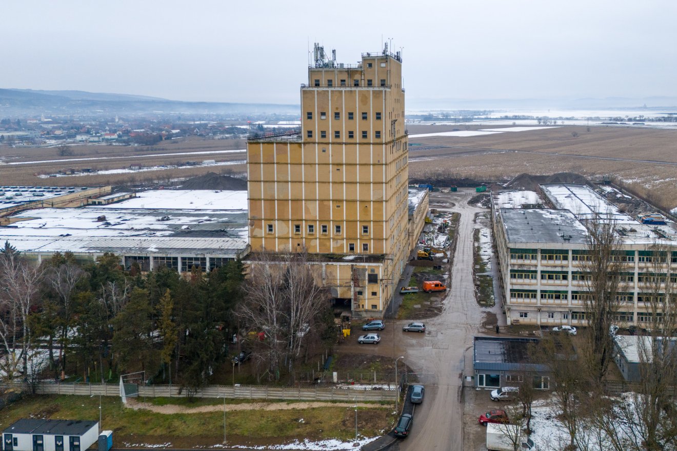 Impozáns létesítmény. Ötvenöt méter magas az egykori gyárépület &bullet;  Fotó: Haáz Vince