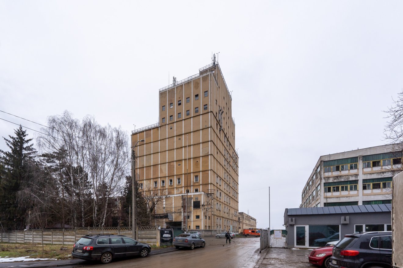 Húsz év után bezárták, de még jó állapotban van az egykori fotópapírgyár főépülete &bullet;  Fotó: Haáz Vince