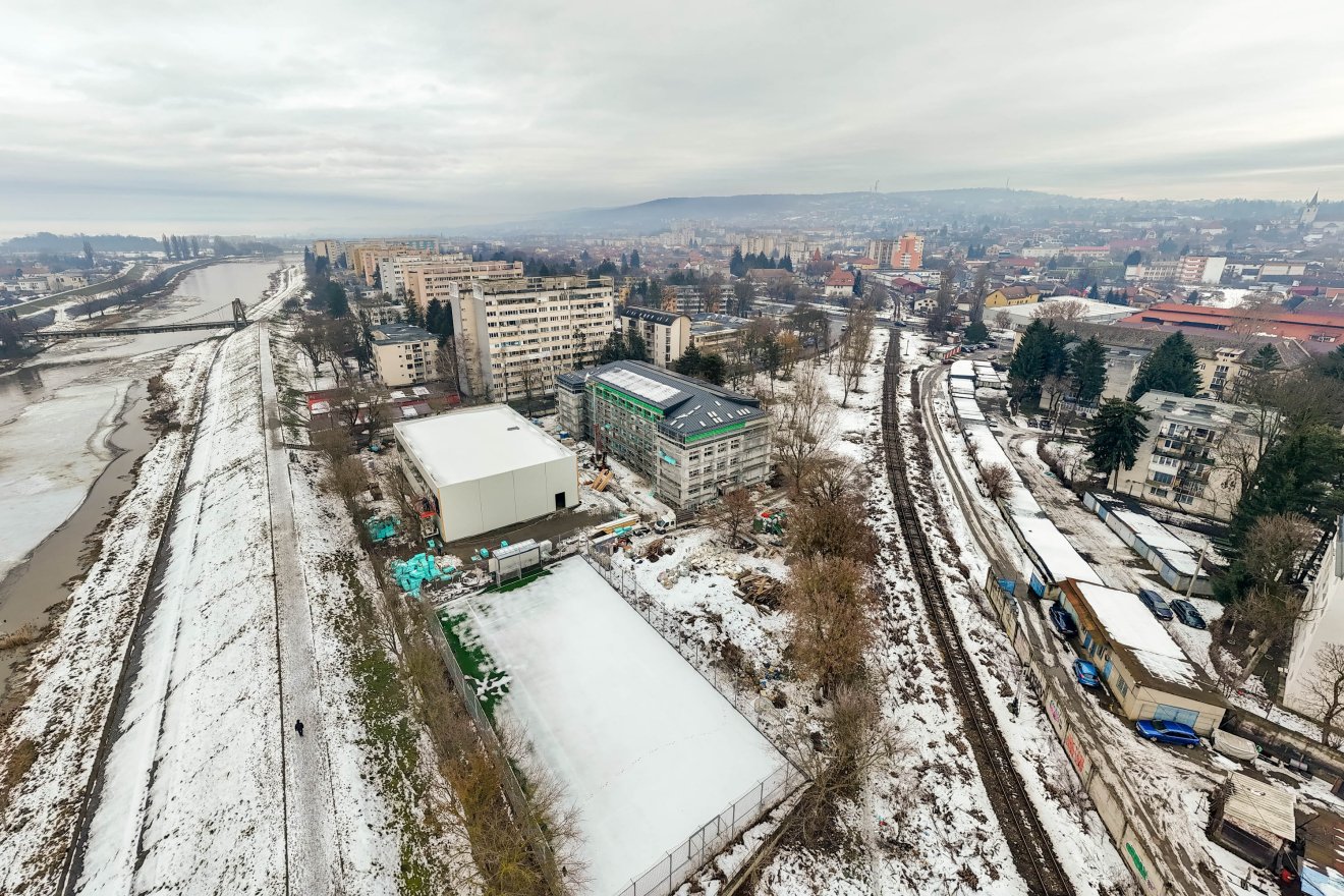A Kárpátok sétányán, a Maros-folyó szomszédságában van az iskolaudvar &bullet;  Fotó: Haáz Vince