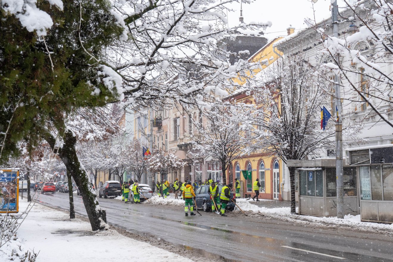 Az út mentére összegyűjtött havat összeszedik és elszállítják &bullet;  Fotó: Haáz Vince