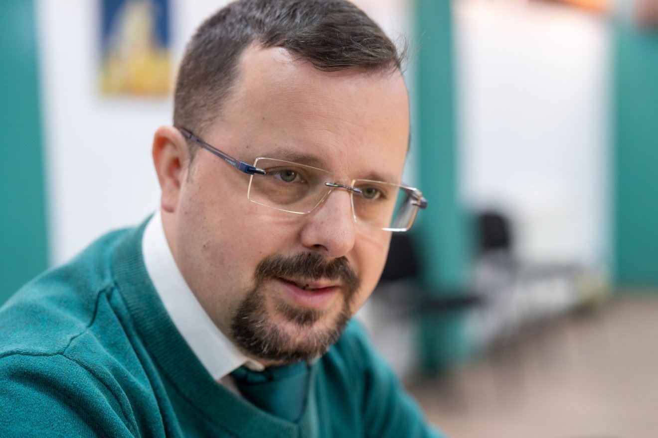 Szakács Zoltán, a jeddi Benedek Elek Általános Iskola vezetője &bullet;  Fotó: Haáz Vince