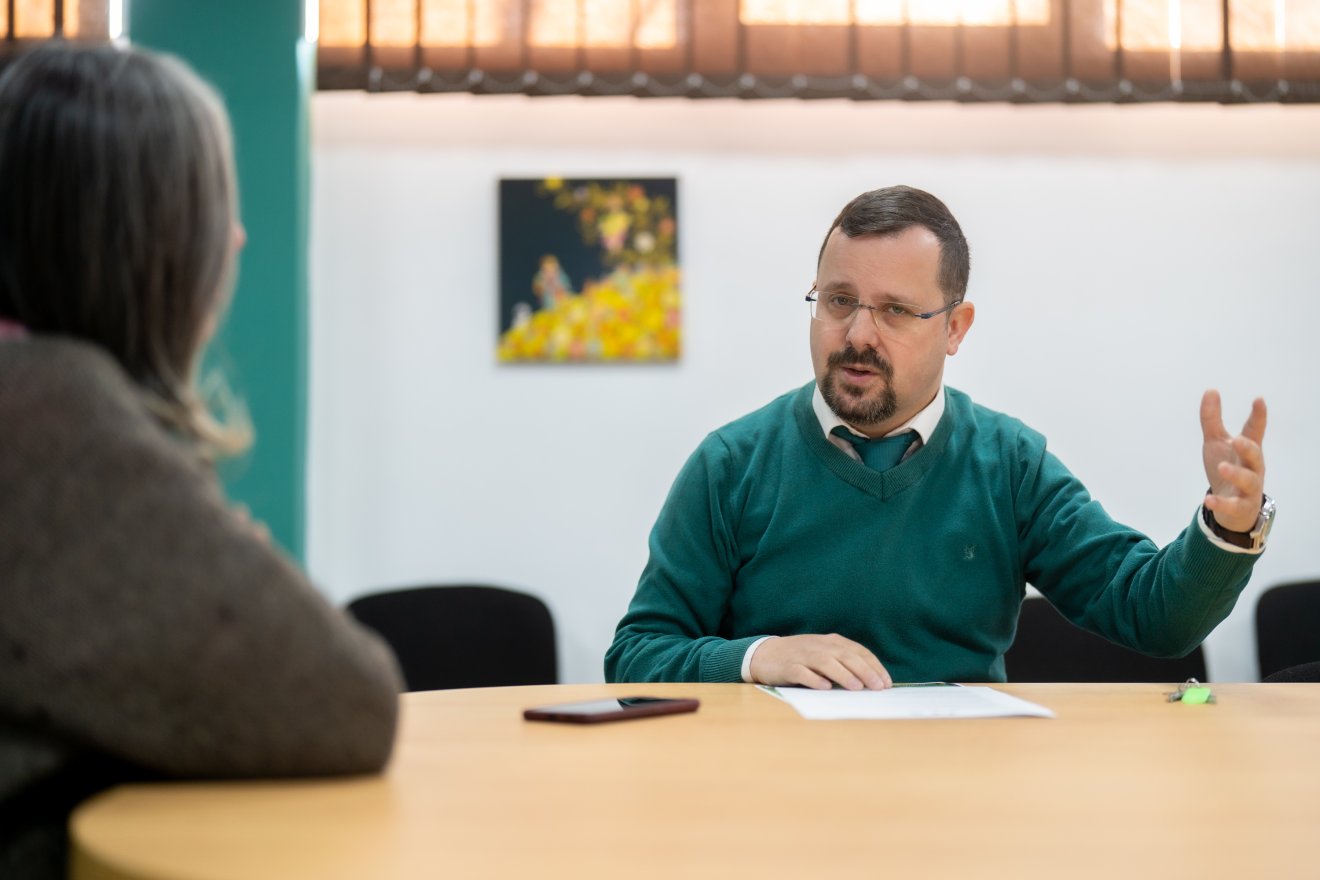 Szakács Zoltán, a jeddi Benedek Elek Általános Iskola igazgatója szerint valódi esélynek tekintik a jelentkezők a programot &bullet;  Fotó: Haáz Vince