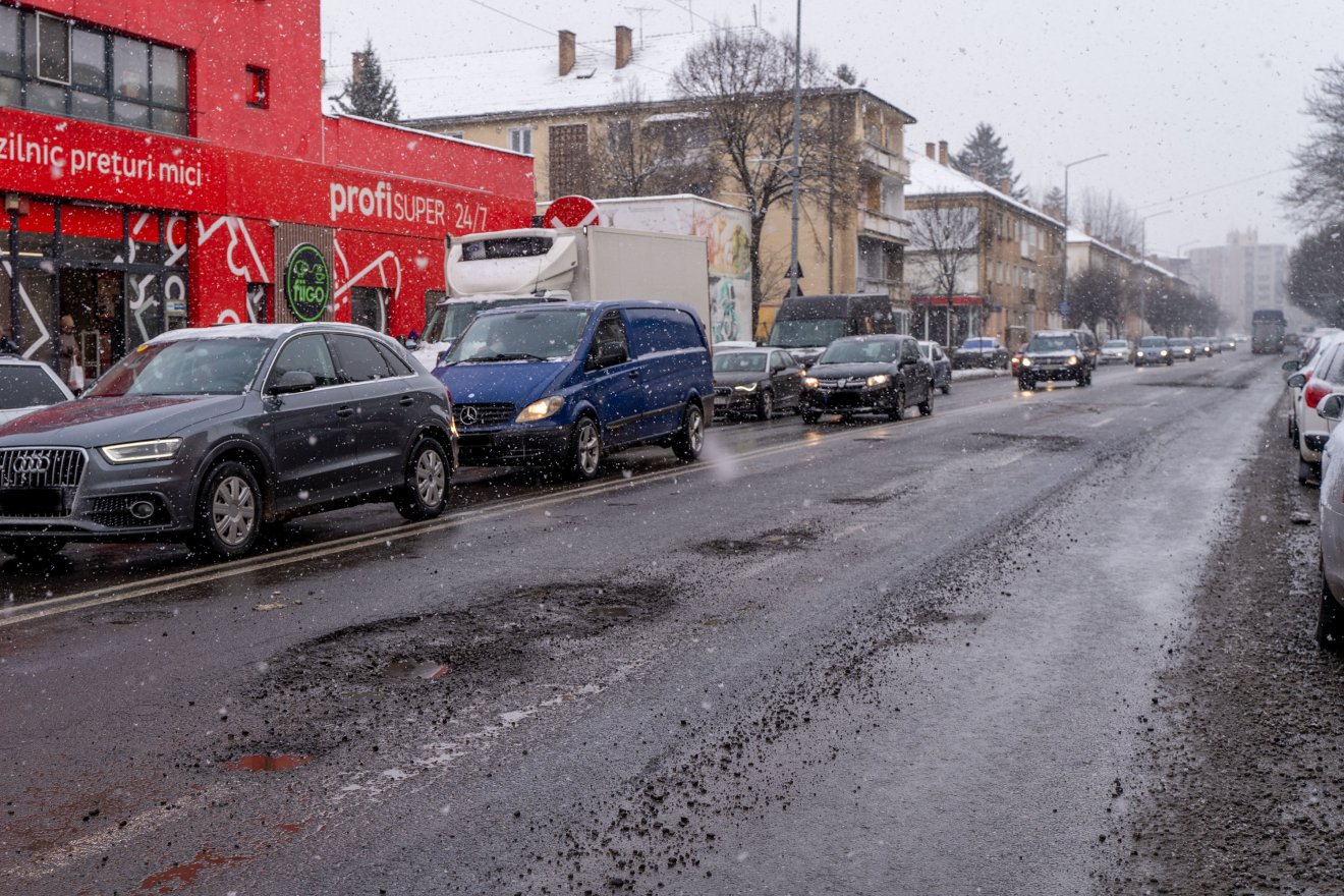 Gödör gödör hátán Marosvásárhelyen &bullet;  Fotó: Haáz Vince